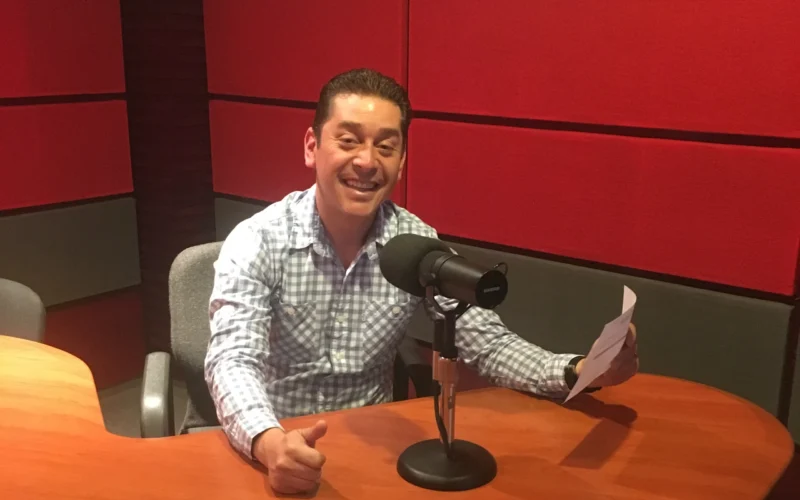 Ricardo Israel Casillas Flores presenta su primer libro sobre adolescencia y comunicación familiar