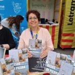 Virginia García presentó su primera novela Besos de piedra en la parada de Letrame durante Sant Jordi 2025