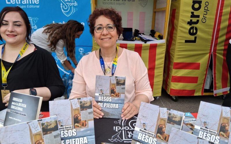 Virginia García presentó su primera novela Besos de piedra en la parada de Letrame durante Sant Jordi 2025