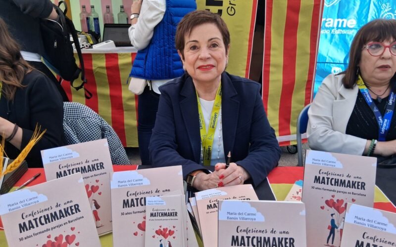 Maria del Carme Banús Villarroya firmó ejemplares de Confesiones de una matchmaker en Sant Jordi 2025 junto a Editorial Letrame