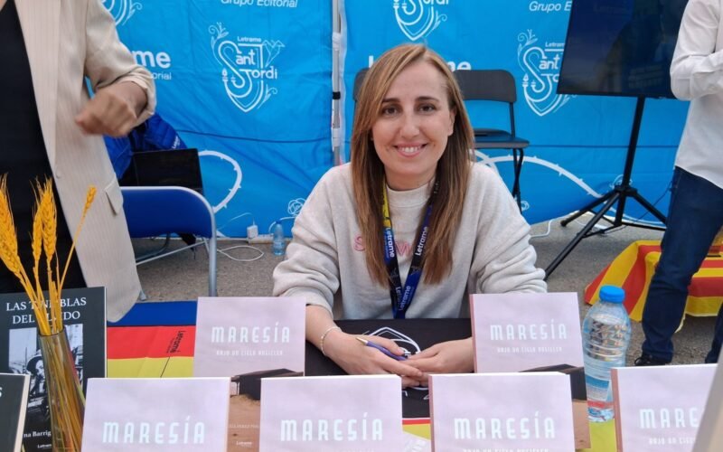 María Pérez Perales presentó Maresía. Bajo un cielo rosicler en Sant Jordi 2025 con la Editorial Letrame