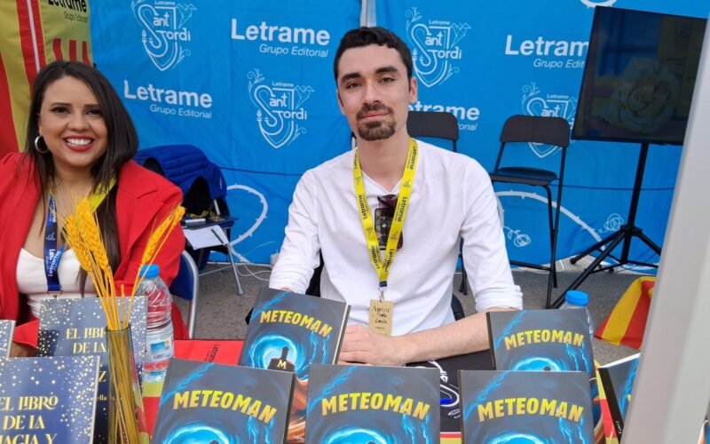 Pablo García presentó Meteoman en Sant Jordi 2025 en la parada de Editorial Letrame