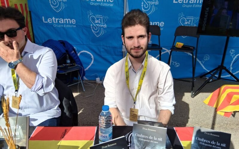 El joven escritor Zivan Betanzos presentó Ombres de la nit: El despertar del caos en Sant Jordi 2025 con Editorial Letrame