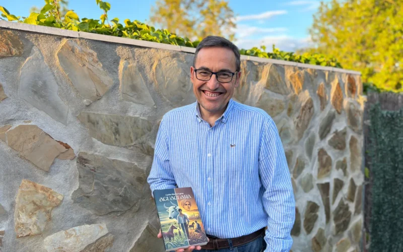 Carlos Antonio Martín Ugena presenta su debut literario con una historia que emociona