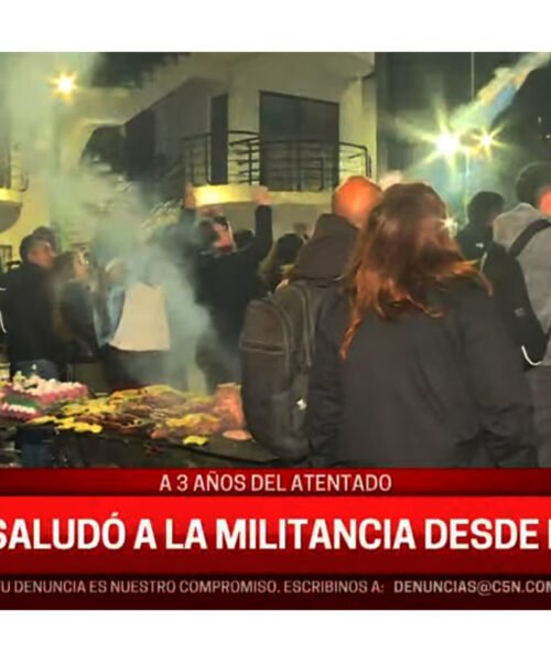 A tres años del intento de magnicidio: CFK salió al balcón y saludó a la militancia