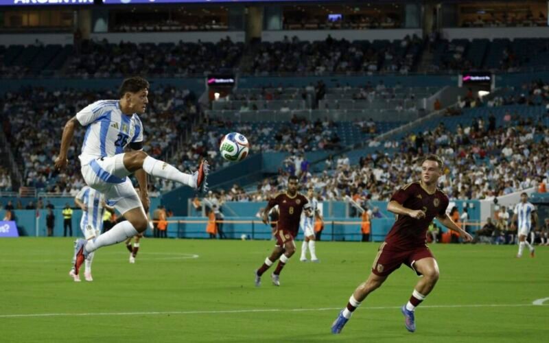 Lo que dejó el triunfo de Argentina sin Messi: la evaluación de Scaloni y el afecto para Russo