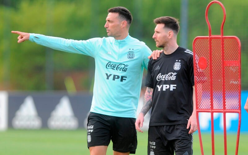 Scaloni frenó el entrenamiento de la Selección para homenajear a Russo: un minuto de silencio de todo el plantel