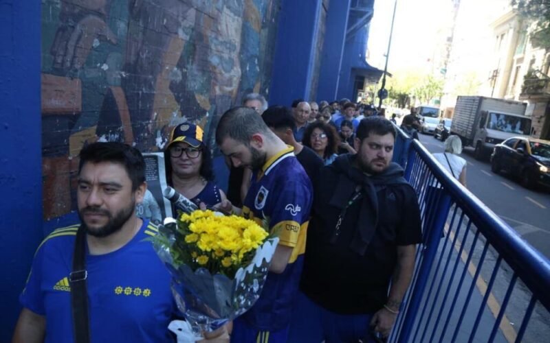 Entre aplausos y cantos salió el cortejo fúnebre con los restos de Miguel Ángel Russo