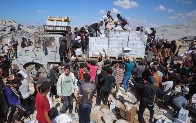Cientos de camiones con ayuda humanitaria ingresan a una Gaza devastada por Israel