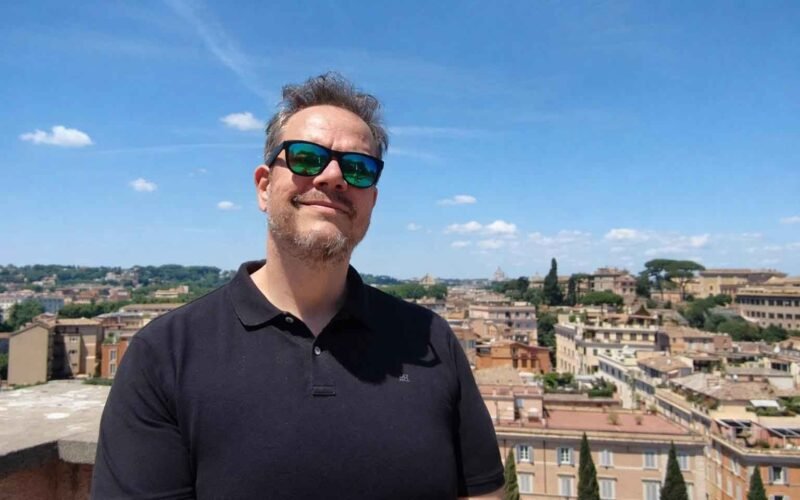 Ángel Macías Sánchez irrumpe en la narrativa con una comedia negra fresca y atrevida