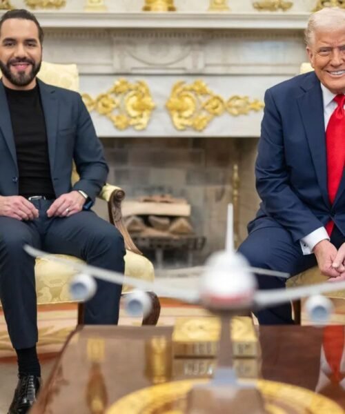 Religioso por necesidad, Trump llamó a una gran plegaria para despegarse de Epstein