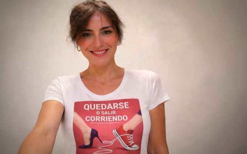 Raquel Martín, bajo el pseudónimo 3Positivos, presenta “Quedarse o salir corriendo”, una novela emocional sobre el amor, las heridas y la reconstrucción personal