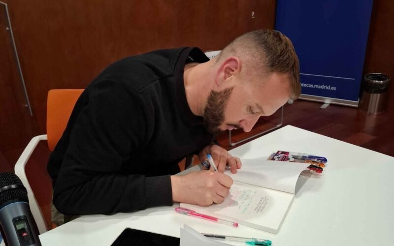 Miguel Núñez Ropero convierte la emoción y el humor en el motor de su debut literario 