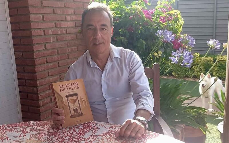 Sergio Romano de Antonio sacude los cimientos de la narrativa romántica con su magistral debut ‘EL RELOJ DE ARENA’