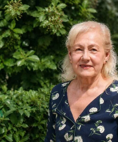 Ana Leonor Mora Castro revive la magia  de Liverpool en su deslumbrante  biografía musical ‘Martina y los Cuatro  Escarabajos’