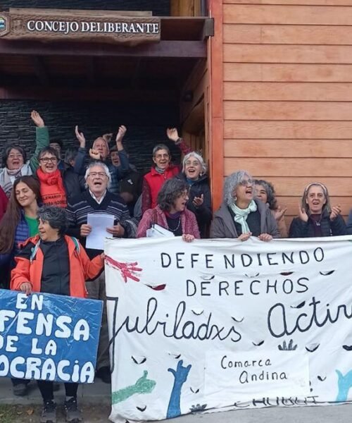 Un colectivo de jubilados y personas mayores lidera el reclamo por los incendios forestales de Chubut