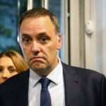 El hijo de la jubilada declaró que Adorni le debe US$ 65.000 por el departamento de Caballito