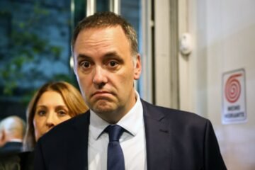 El hijo de la jubilada declaró que Adorni le debe US$ 65.000 por el departamento de Caballito