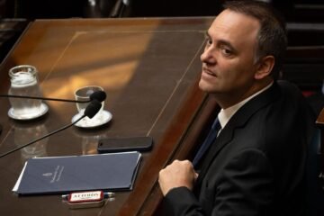 Cascada de problemas: la Justicia cerca a Manuel Adorni y evalúa llamarlo a indagatoria antes del invierno