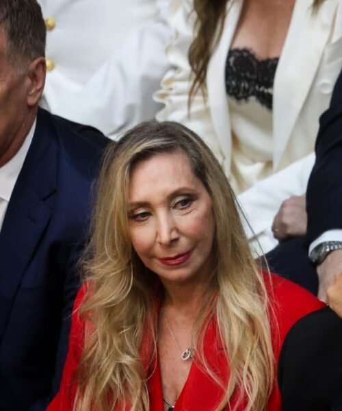 Santilli aún no asumió, pero lo sigue defendiendo a Adorni