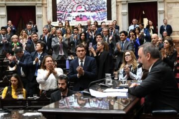 Adorni en el ojo de la tormenta: los senadores que responden a Macri votarán la moción para removerlo