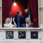 Las horas frenéticas en las que el Gobierno hizo malabares para salvar a un Adorni cada vez más aislado