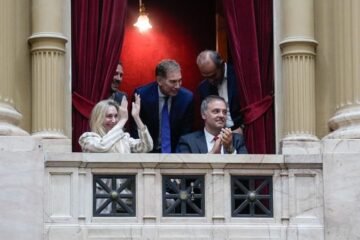 Las horas frenéticas en las que el Gobierno hizo malabares para salvar a un Adorni cada vez más aislado