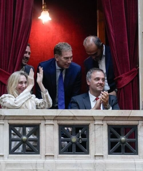 Las horas frenéticas en las que el Gobierno hizo malabares para salvar a un Adorni cada vez más aislado