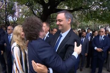 Milei habló sobre Adorni en España: «Si la Justicia lo considera culpable, lo eyecto de una patada»