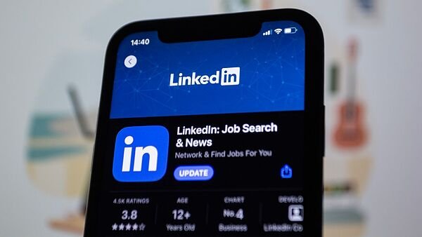 LinkedIn estrena un botón para denunciar «basura» creada con inteligencia artificial