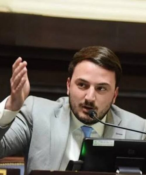 La xenofobia es libertaria: presentaron un proyecto de ley para que los extranjeros paguen salud y educación en Provincia