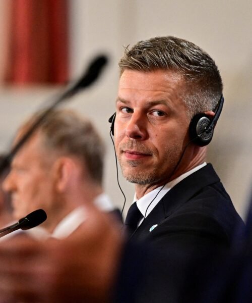 Fundido a negro y disculpas a los espectadores por mentir: el Gobierno de Hungría corta la emisión de la televisión de Orbán