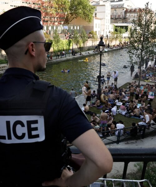 Francia aprueba una ley de uso de armas de fuego por parte de la policía que la oposición califica de licencia “para matar”