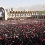 Una multitud participa en la procesión funeraria del líder supremo iraní Ali Jamenei
