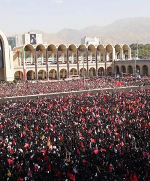 Una multitud participa en la procesión funeraria del líder supremo iraní Ali Jamenei