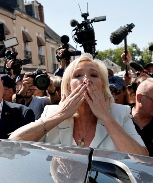 Marine Le Pen arranca una arriesgada campaña bajo la amenaza de que el Supremo confirme su condena