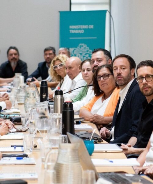En plena discusión por los recursos con Nación, Kicillof ofreció una suba del 7% y aguarda la respuesta de los gremios