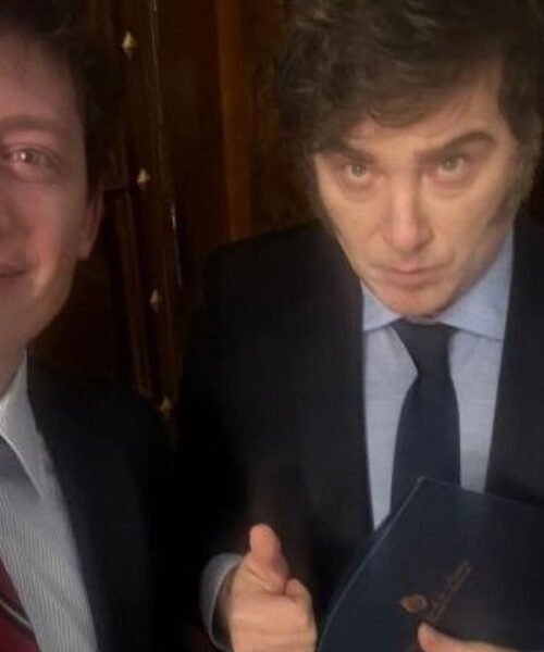 Santiago Caputo ensaya un insólito blindaje oficialista y exige que «condecoren» a Milei por su transparencia