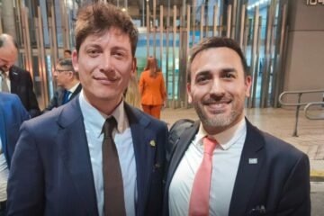Denuncian al conductor del streaming Carajo que propuso un muro alrededor del Conurbano y tirar napalm