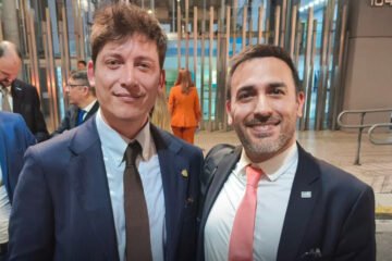 Justicia barata: cierran una causa por discriminación contra un streamer libertario a cambio de una «donación» de solo $200 mil