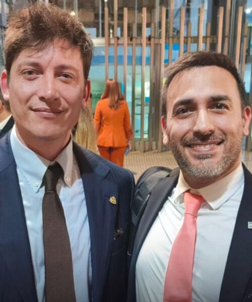 Justicia barata: cierran una causa por discriminación contra un streamer libertario a cambio de una «donación» de solo $200 mil