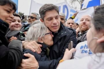 Kicillof en la marcha al Congreso: «Milei quiere vender nuestra patria y partirla en pedacitos»