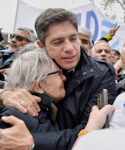 Kicillof en la marcha al Congreso: «Milei quiere vender nuestra patria y partirla en pedacitos»
