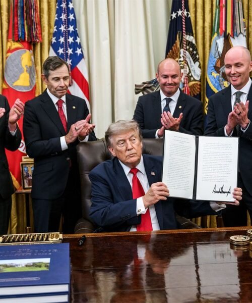 Trump firma un nuevo decreto para restringir la ciudadanía por nacimiento