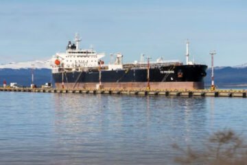 Un buque inglés atracó en Tierra del Fuego y desató una nueva disputa con la Nación por soberanía