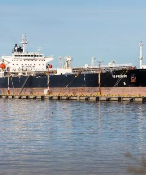 Un buque inglés atracó en Tierra del Fuego y desató una nueva disputa con la Nación por soberanía