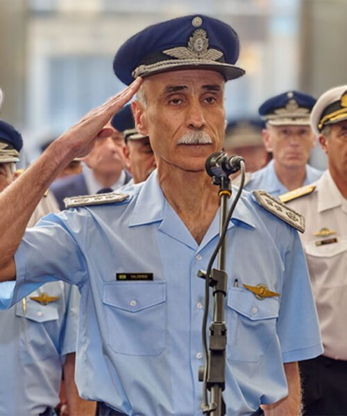 Ahora el jefe de la Fuerza Aérea desató un conflicto diplomático con Chile por el Estrecho de Magallanes