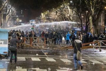 La marcha por la soberanía, pese a los camiones hidrantes y las balas de goma