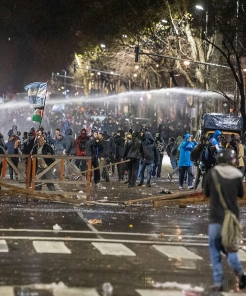 La marcha por la soberanía, pese a los camiones hidrantes y las balas de goma
