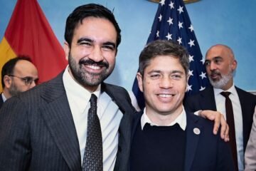 Kicillof cuestionó el “milagro económico” de Milei en un desayuno con Mamdani y Sánchez en Nueva York